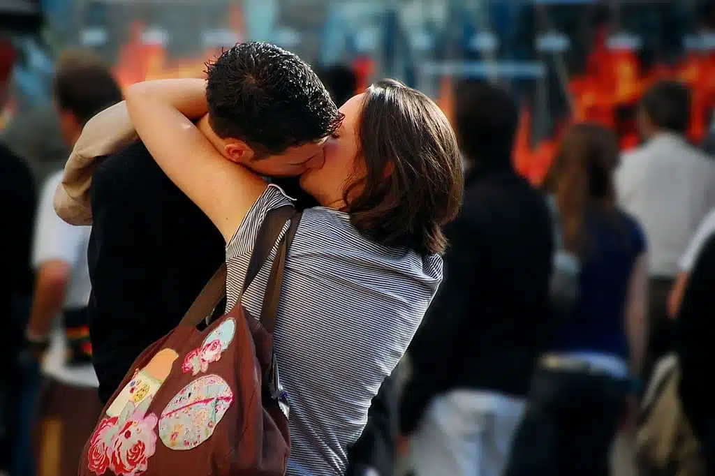 kissing in london