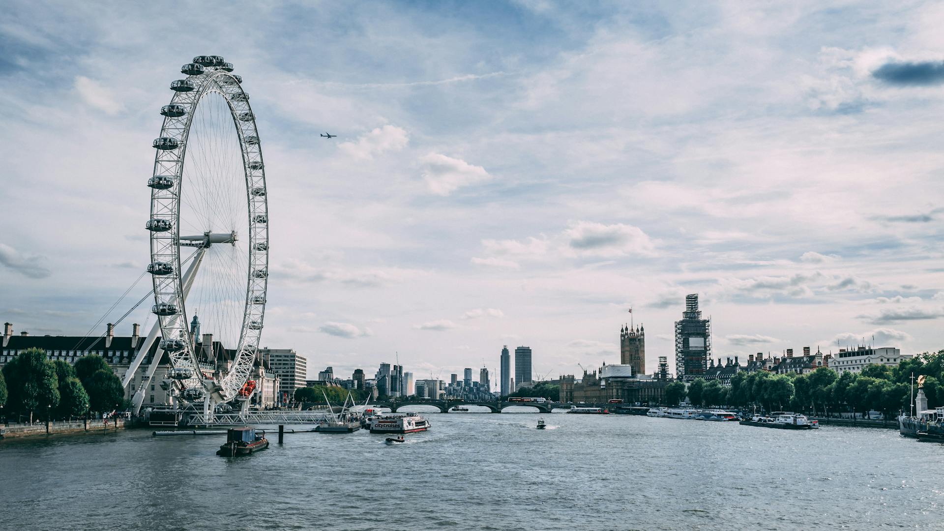 The London Eye and Thames River with iconic skyline views, showcasing exciting Stuff to Do in Central London for all visitors