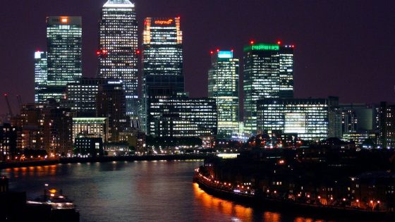 Illuminated skyline of Canary Wharf at night, showcasing London’s financial district and the thriving London startups ecosystem.