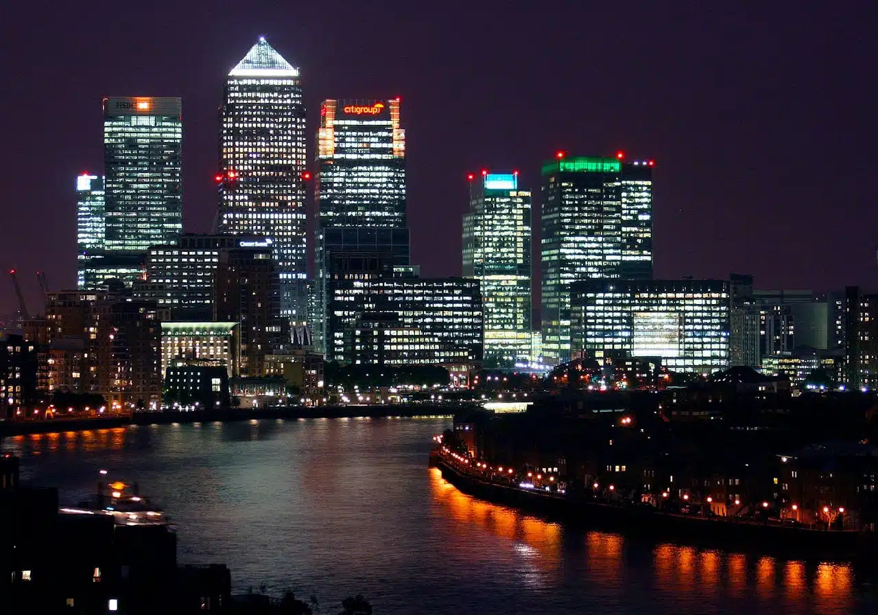 Illuminated skyline of Canary Wharf at night, showcasing London’s financial district and the thriving London startups ecosystem.